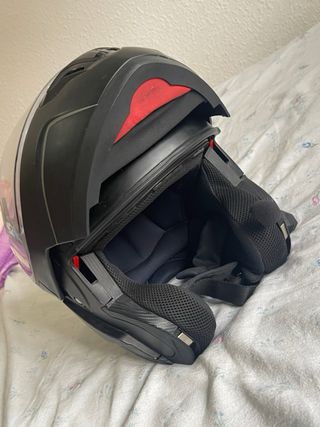 Casco de moto negro abatible