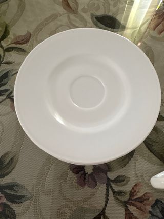 Tazas y platos de porcelana blanca