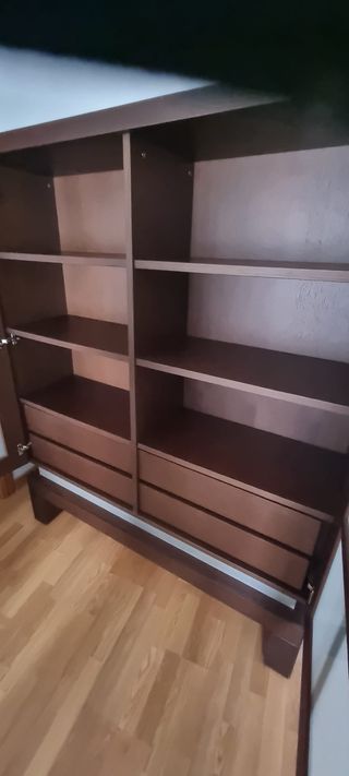 Vitrina de madera con puertas de cristal