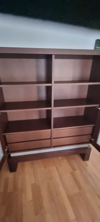 Vitrina de madera con puertas de cristal