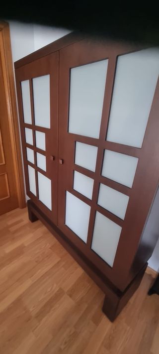 Vitrina de madera con puertas de cristal