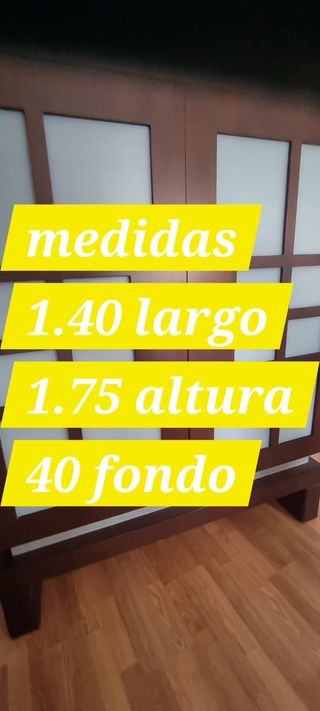 Vitrina de madera con puertas de cristal