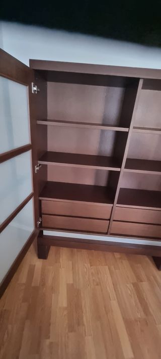 Vitrina de madera con puertas de cristal