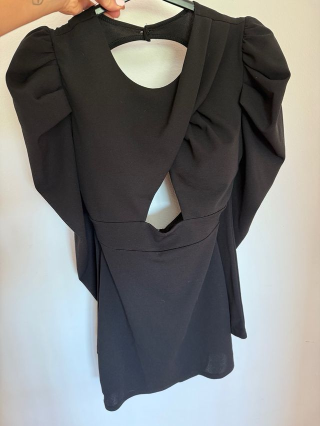 vestido con escote delantero y espalda descubierta