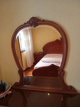 Cómoda antigua de madera con espejo