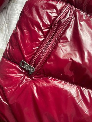 Chaqueta Moncler brillante roja
