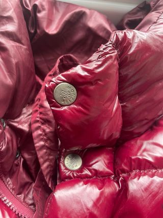 Chaqueta Moncler brillante roja