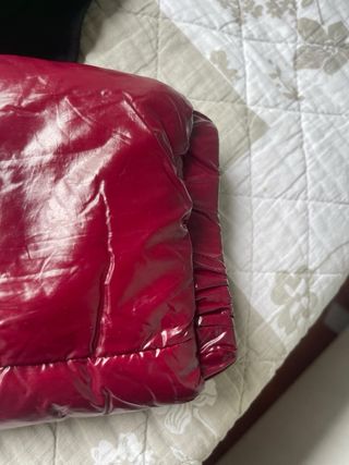 Chaqueta Moncler brillante roja