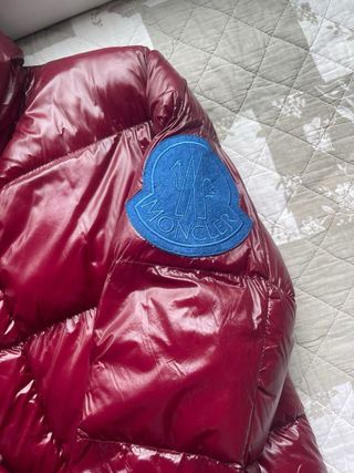 Chaqueta Moncler brillante roja