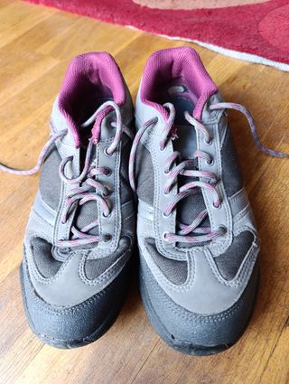 Zapatillas de trekking grises y moradas