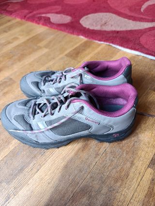 Zapatillas de trekking grises y moradas