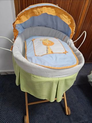 Moisés de mimbre con capota y estampado de jirafa