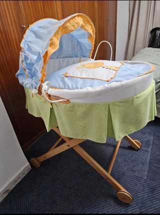 Moisés de mimbre con capota y estampado de jirafa