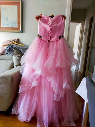 Vestido de XV años rosa con su respectivo can can
