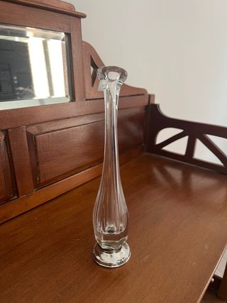 Pequeño florero de cristal y base de plata
