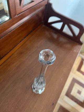 Pequeño florero de cristal y base de plata