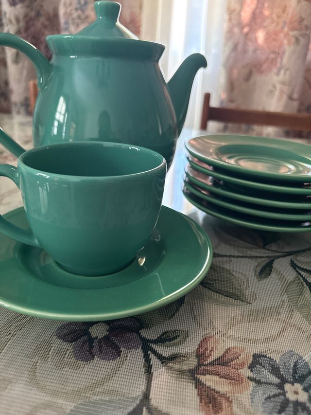 Juego de tazas y platos de cerámica verde