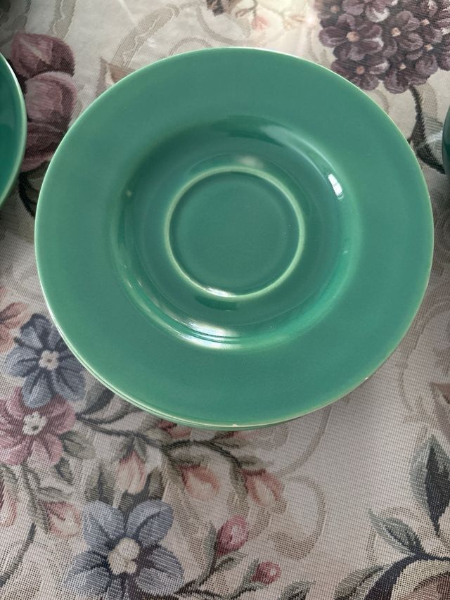 Juego de tazas y platos de cerámica verde