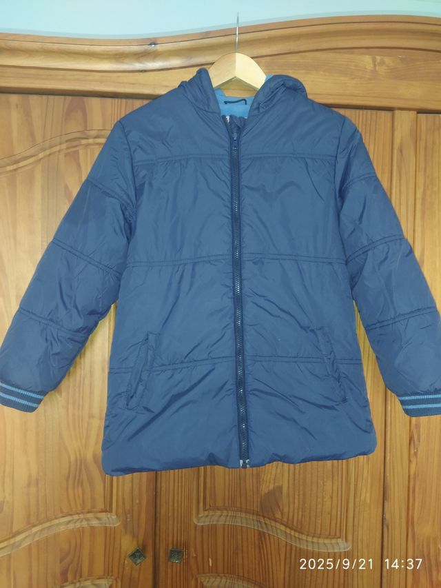 Cazadora azul con capucha