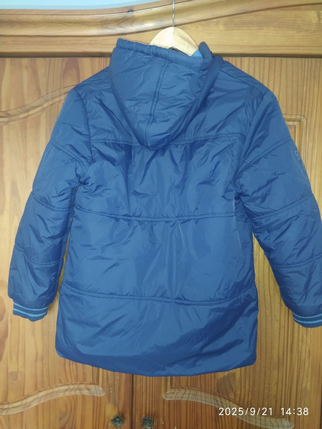 Cazadora azul con capucha