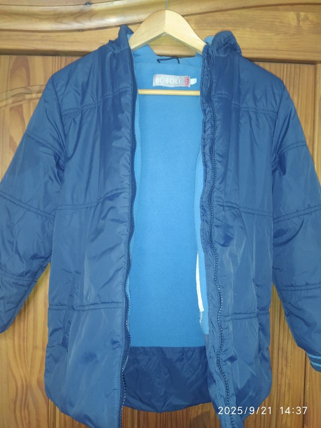 Cazadora azul con capucha