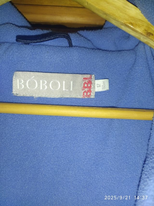 Cazadora azul con capucha