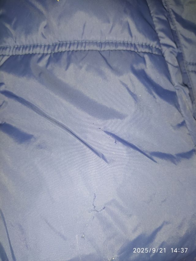 Cazadora azul con capucha