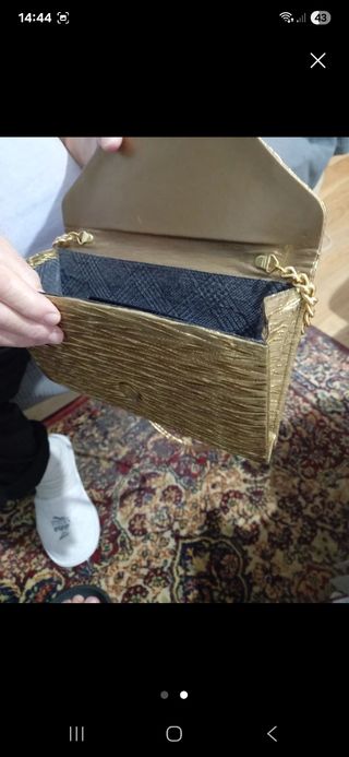 Bolso de fiesta dorado con cadena
