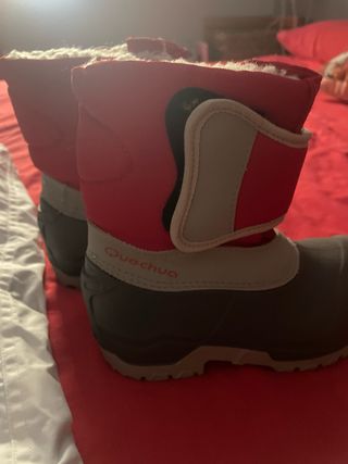 Botas de nieve Quechua rojas y grises