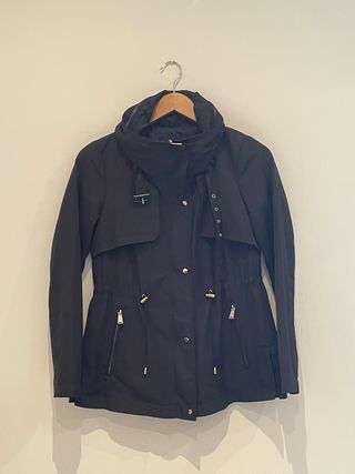 Chubasquero negro con detalles dorados