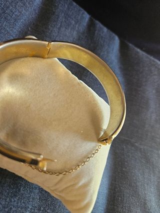 Bracciale rigido con decorazioni oro e nero