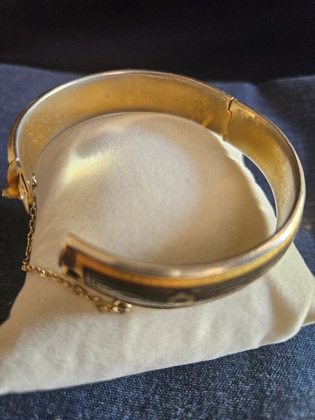 Bracciale rigido con decorazioni oro e nero