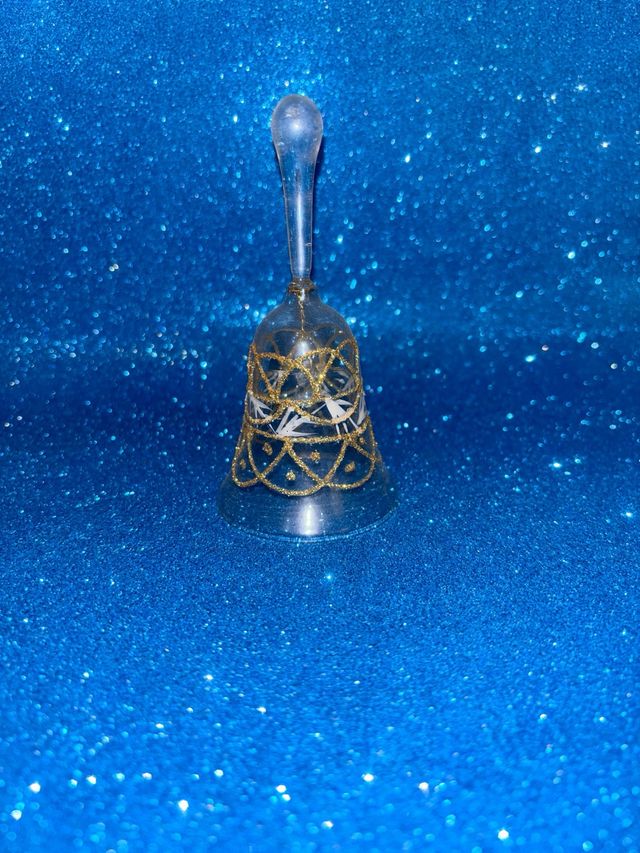 Campanilla de cristal decorada