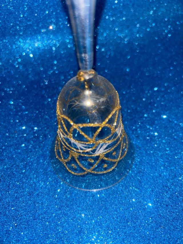 Campanilla de cristal decorada