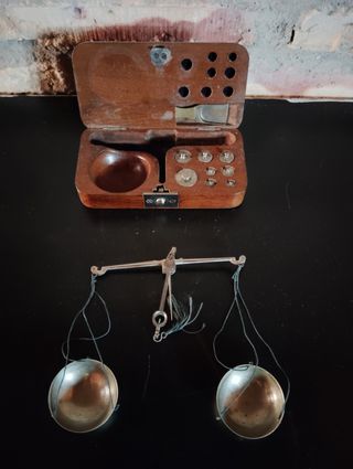 Báscula antigua con caja y pesas