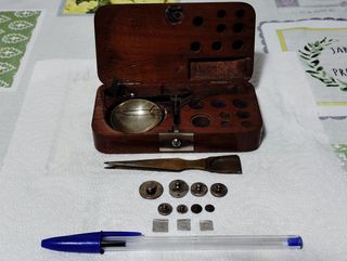 Báscula antigua con caja y pesas