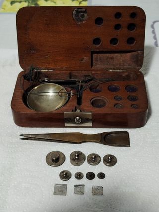 Báscula antigua con caja y pesas