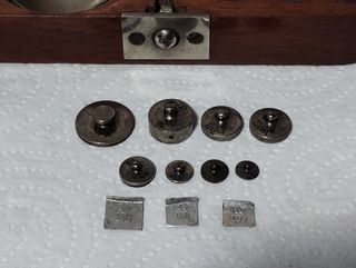 Báscula antigua con caja y pesas