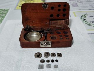 Báscula antigua con caja y pesas