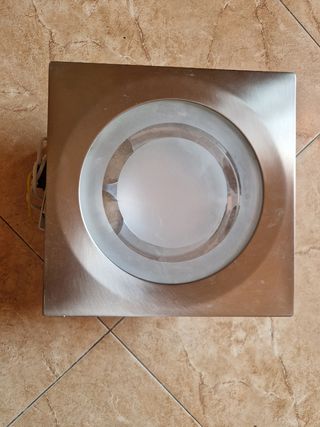 Plafón de luz plateado y transparente