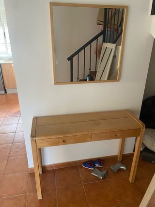 Cassettiera in legno e specchio d'ingresso