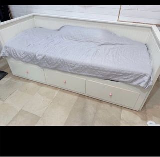 Cama doble con cajones