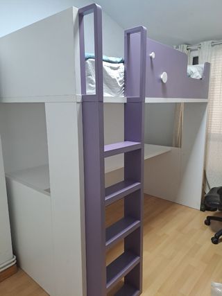 Litera con escritorio morado y blanco