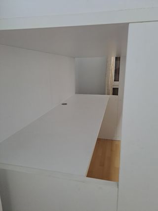 Litera con escritorio morado y blanco