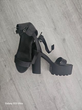 Zapatos de tacón negros con plataforma