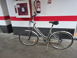 Bicicleta BH plateada
Bicicleta negra 