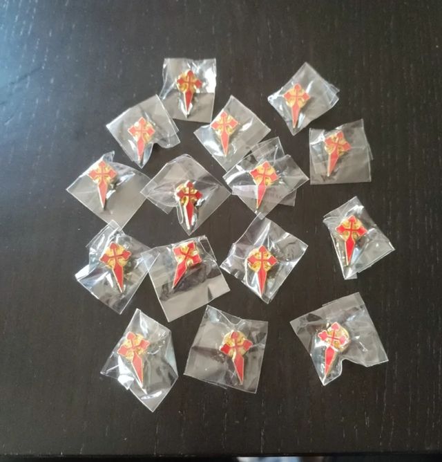 Lote 15 pins Cruz de Santiago