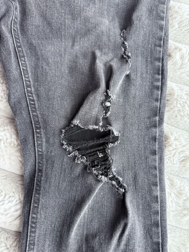 Pantalones vaqueros grises rasgados