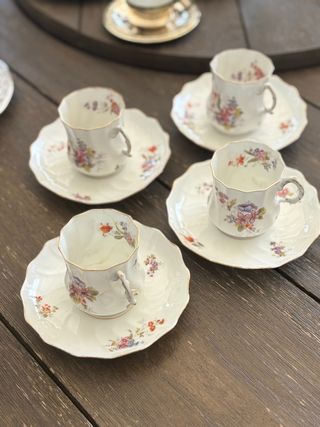 4 tazze da caffè antiche con fiori