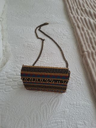 Cartera de mano con cadena y bordado